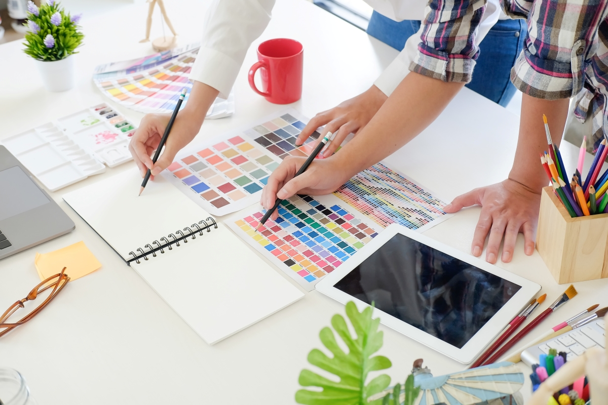 広告制作デザイン案ミーティング 広告制作デザイン案ミーティング