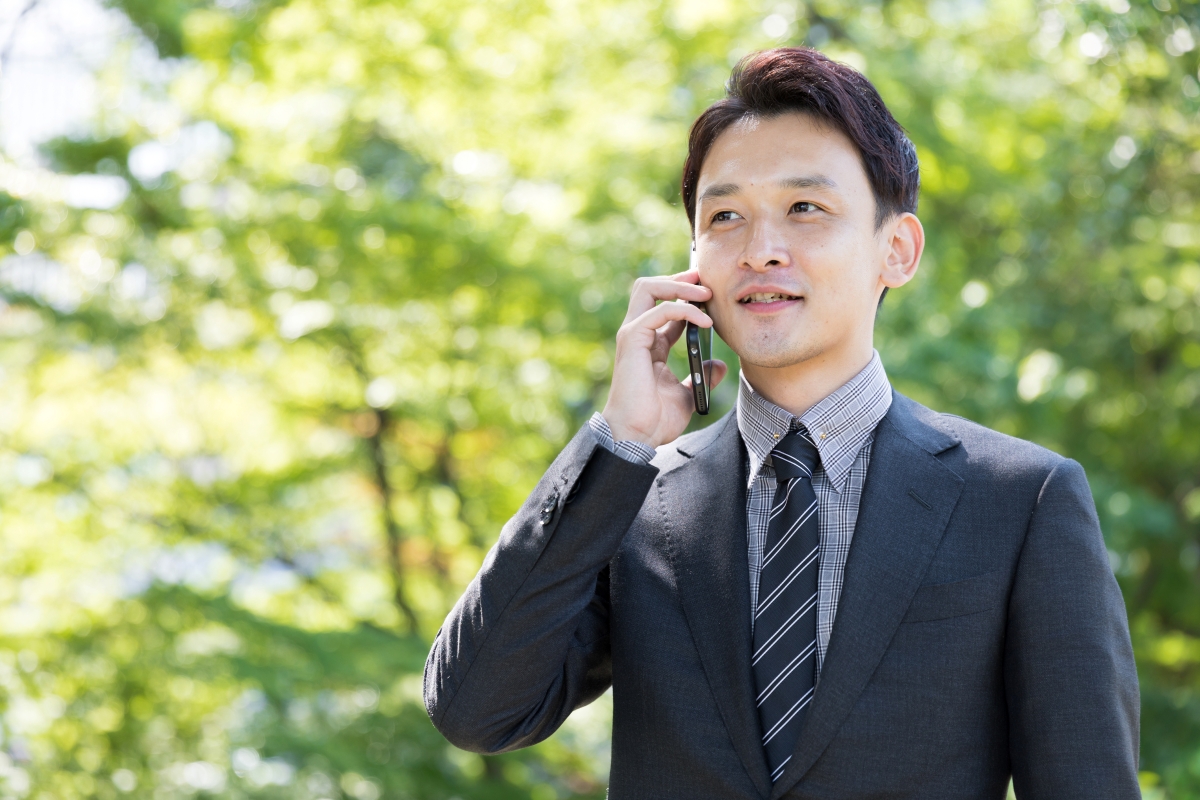 営業電話をする若手経営者